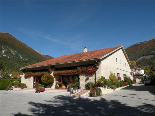 Albergo Ristorante Il Pescatore Villetta Barrea Exterior foto