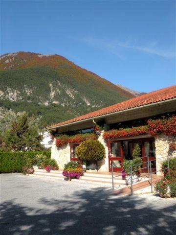 Albergo Ristorante Il Pescatore Villetta Barrea Exterior foto